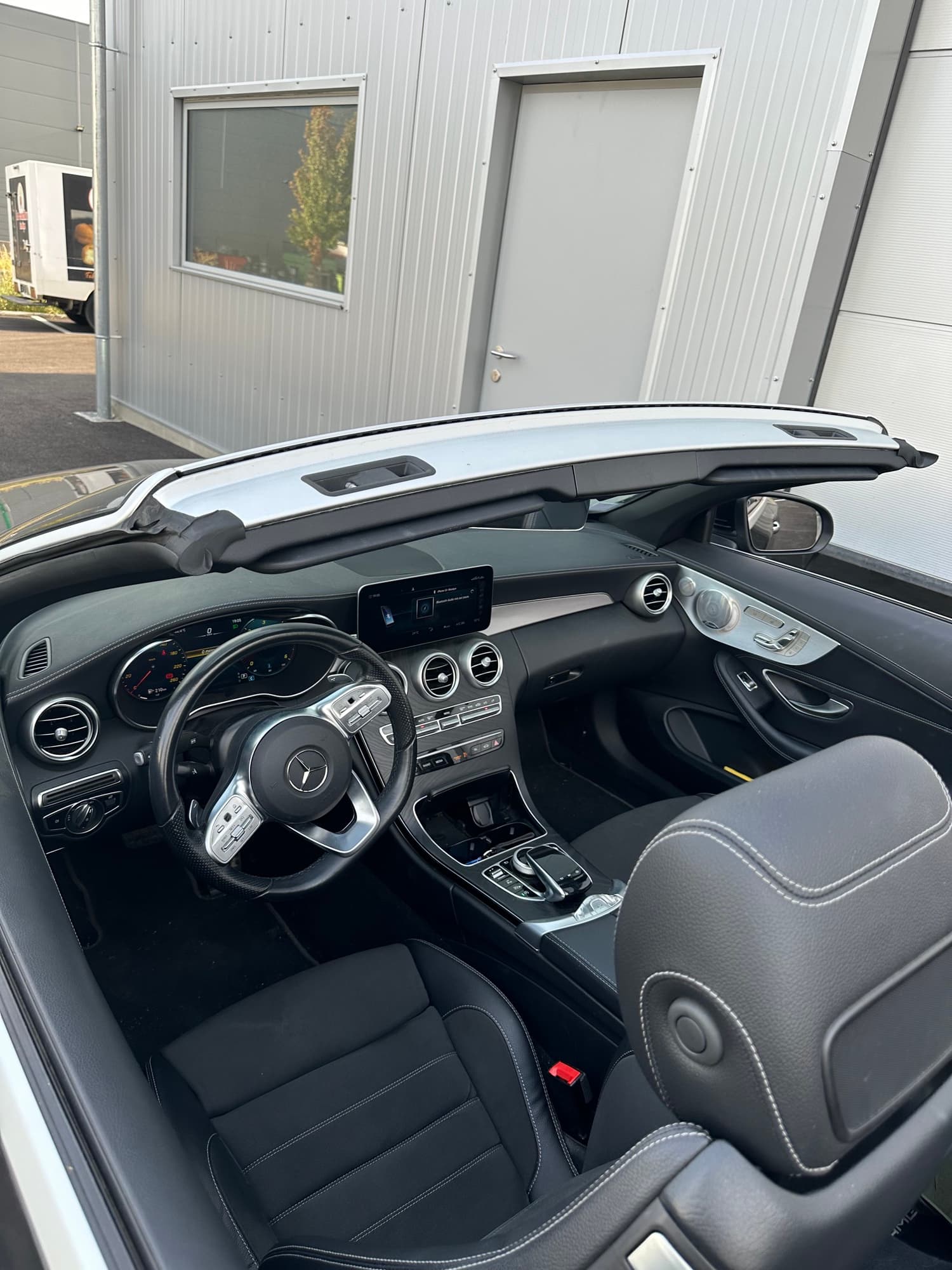 Poste de conduite et sièges avant de la Mercedes Classe C Cabriolet