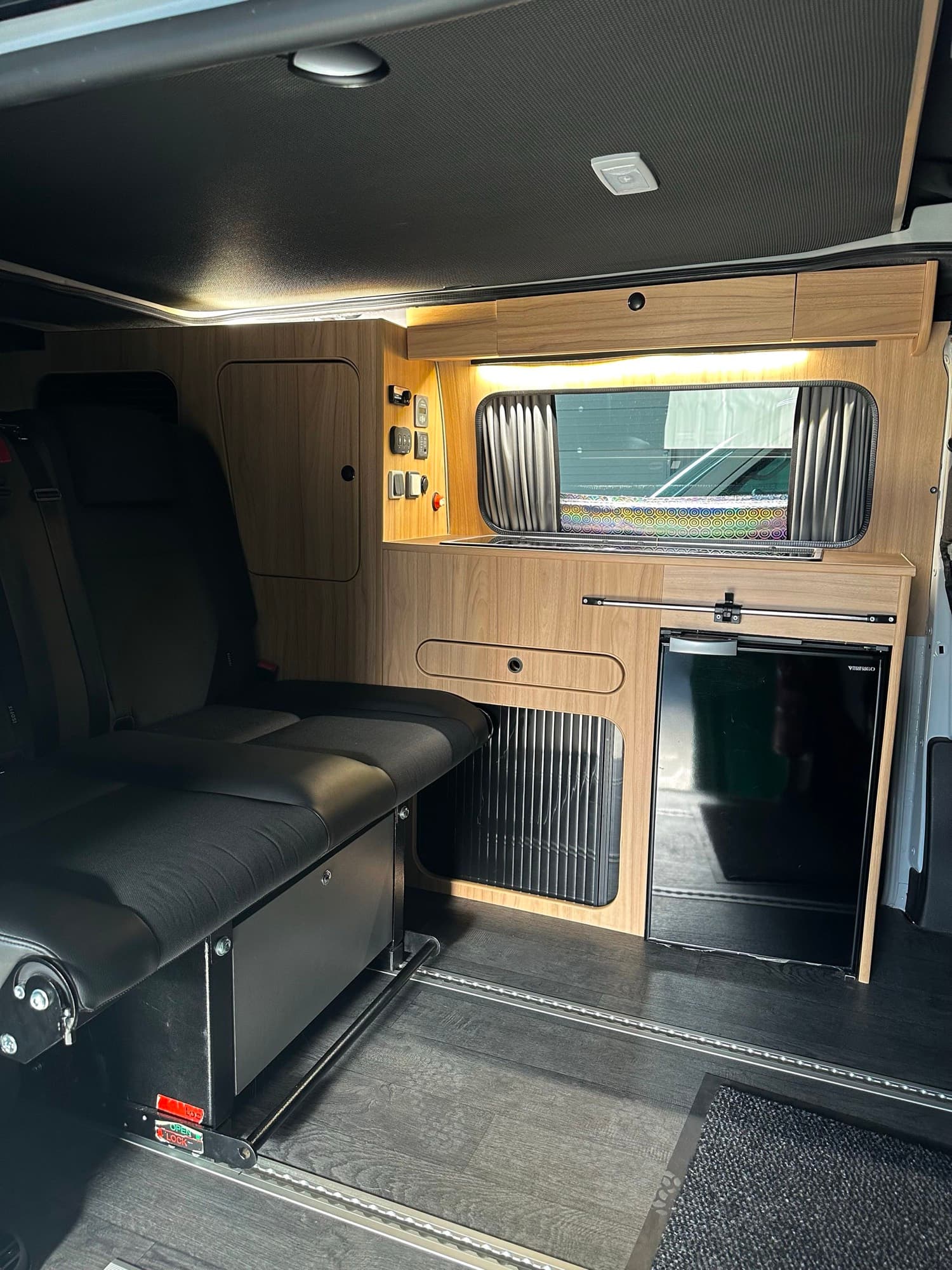 Intérieur du Peugeot Expert : banquette, rangements et réfrigérateur